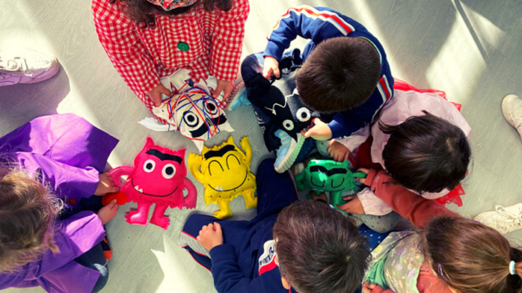 Imagen de un grupo de niños jugando con muñecos